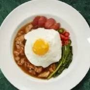 ข้าวหน้าไก่ไข่ดาว