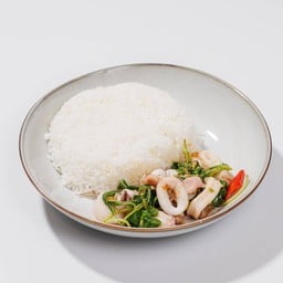 ข้าวราดกระเพราปลาหมึก