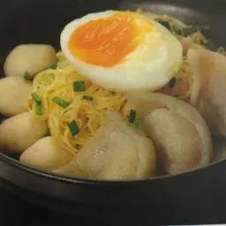 บะหมี่แห้งลูกชิ้นปลาใส่ไข่ยางมะตูม