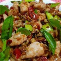 ไก่ผัดตะไคร้หรือเปลี่ยนเป็นหมูโปรดระบุด้วยนะครับพร้อมไข่ต้มครึ่งฟอง