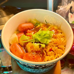 ยำมาม่า ลูกชิ้นหมู