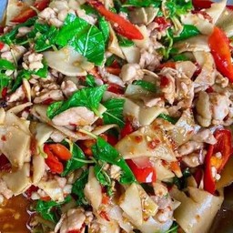 กะเพราหมูชิ้นหน่อไม้ดองราดข้าว