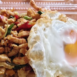 ข้าวกะเพราไก่สับ+ไข่ดาว