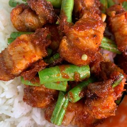 ข้าวราดผัดพริกแกงหมูกรอบ