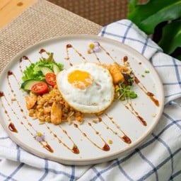 ข้าวกล้องผัดกระเทียมปลาแซลมอน ไข่ดาว