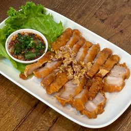 หมูสามชั้นทอด+น้ำจิ้มเเจ่ว