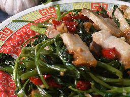 ข้าวผักบุ้งไฟแดงหมูกรอบ