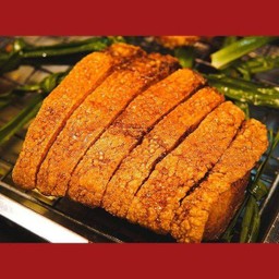 หมูกรอบครึ่งโล พร้อมน้ำจิ้มผงซอส