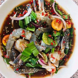 ยำเหลาปูม้ากุ้งสด สูตรนัวส์ปลาร้า