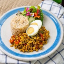 ข้าวกล้อง คั่วกลิ้งเห็ด ไข่ต้ม ผักสด