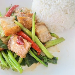 คะน้าหมูกรอบ