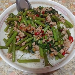 ผักบุ้งหมูสับราดข้าว
