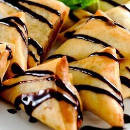 Set ว้าว ซาโมซ่าไส้กล้วยราดช๊อค 8 ชิ้น + ฟิชริง + 6 ชิ้น +เฟรนฟาายส์ เต็มถาดไซส์ L