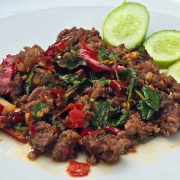 กะเพราเนื้อสับราดข้าว