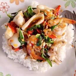 ผัดฉ่าทะเลราดข้าว