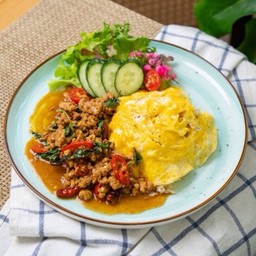 ข้าวกล้อง ผัดกะเพราพริกแห้งหมูปลอดสาร ไข่ลาวา