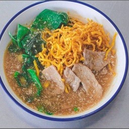 ราดหน้าหมู หมี่กรอบ