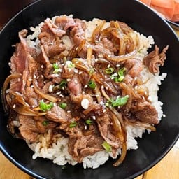 ข้าวหน้าเนื้อผัดซอส