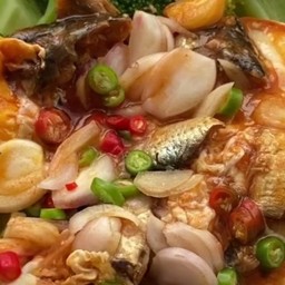 ข้าว ราดยำปลากระป๋องไข่ข้น