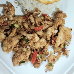 หมูชิ้นผัดพริกเกลือราดข้าว