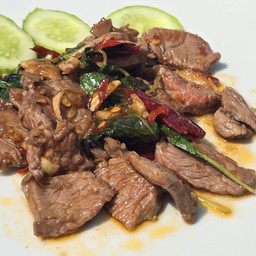 กะเพราเนื้อชิ้นราดข้าว