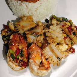 ทะเลผัดพริกเกลือราดข้าว