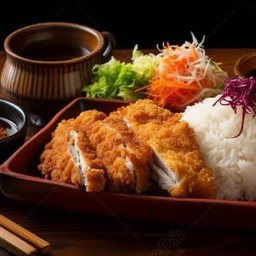 ข้าวไก่ทอดราดซอสรสมือแม่