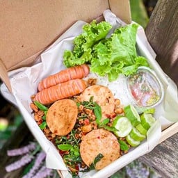 กะเพราหมูสับหมูยอ+ใส้กรอกทอด