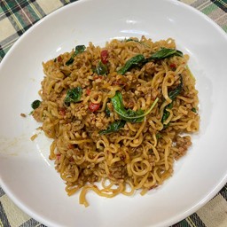 มาม่าผัดกะเพราหมูสับ