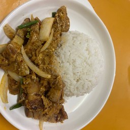 ข้าวหมูกรอบผัดผงกระหรี่