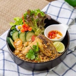 ข้าวกล้องผัดสมุนไพร ปลาสลิดกรอบ