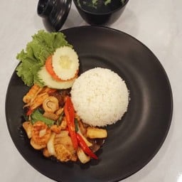 โปร...ผัดพริกแกงเห็ดราดข้าวเจ+น้ำซุป