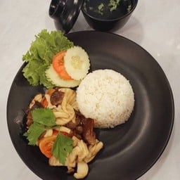 โปร...ผัดเห็ดรวมราดข้าวเจ+น้ำซุป