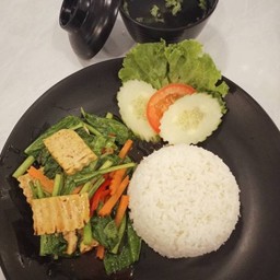 โปร...ผัดคะน้าเต้าหู้ราดข้าวเจ+น้ำซุป