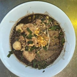 โซ้ยก๋วยเตี๋ยว  หน้าร้านขายยาไพศาล