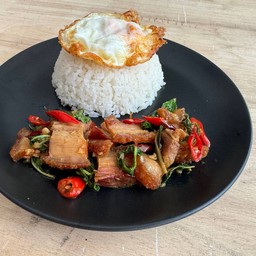 กระเพราหมูกรอบอาม่า +ไข่ดาว