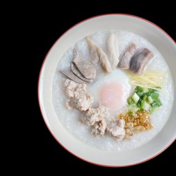 โจ๊กหมูเด้งเครื่องในไข่ลวก แถมฟรีน้ำเปล่า1ขวดมูลค่า 15บาท