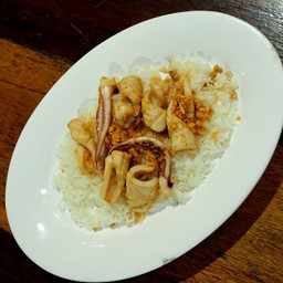 ข้าวปลาหมึกกระเทียม