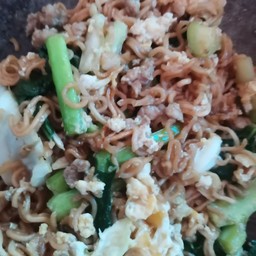 ผัดมาม่าใส่หมูสับไข่