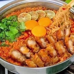 มาม่าต้มยำหมูกรอบ