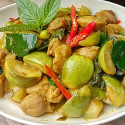 เขียวหวานเครื่องในไก่ผัดแห้งราดข้าว
