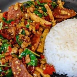 ข้าวผัดกะเพราพริกแห้งสามหมูโบราณ