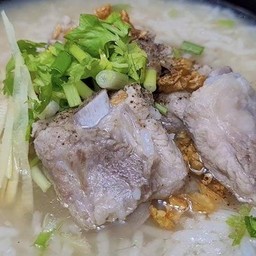 ข้าวต้มกระดูกหมู ฟรีน้ำเปล่า 1 ขวด มูลค่า 15 บาท