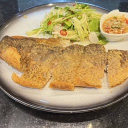 ปลากระพงทอดน้ำปลา