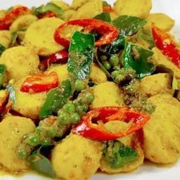 ผัดเผ็ดลูกชิ้นปลา
