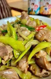 พริกหยวกเครื่องในไก่ ราดข้าว