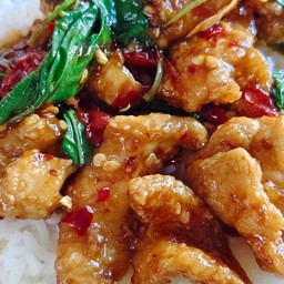 ข้าวกะเพราไก่ทอด