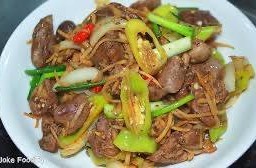 ผัดขิงเครื่องในไก่ ราดข้าว