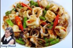 พริกแกงปลาหมึก ราดข้าว