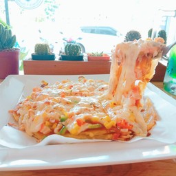 โรตีพิซซ่า หน้าไส้กรอก ปูอัด (Pizza Roti)